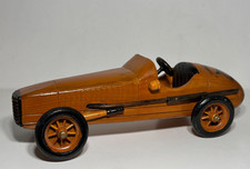 Rennwagen aus lackiertem Holz