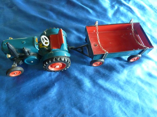 Alter blech traktor mit - blech-traktor,